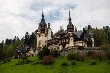 Peles Şatosu ilkbaharda, Karpat Dağları, Romanya