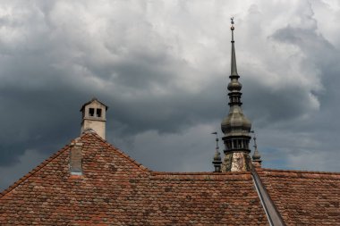 İlkbaharda ortaçağ sokak manzarası, Sighisoara, Romanya