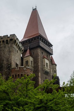 Yağmurlu bahar sabahında Corvin Kalesi, Romanya