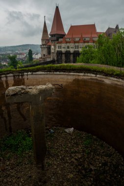 Yağmurlu bahar sabahında Corvin Kalesi, Romanya