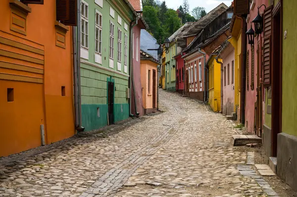 İlkbaharda ortaçağ sokak manzarası, Sighisoara, Romanya