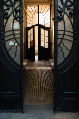 Lviv, Ukrayna 'daki eski binada siyah demir kapılar.