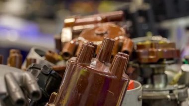 Bir otomotiv parçaları fuarında ateşleme parçaları da dahil olmak üzere bir dizi motor bileşeni sergilenmektedir. İtalya 'da karmaşık tasarımlar ve mekanik işçilik sergilenmektedir.