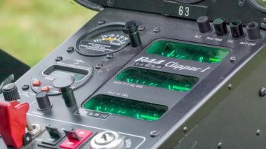 Bir R44 Clipper I helikopter içindeki kontrol panelinin yakın görüntüsü çeşitli göstergeler ve göstergeler önemli uçuş parametrelerini ve işlevselliğini vurgular 