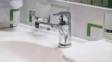 Bu zarif banyo musluğu parlak bir krom kaplama ve minimalist bir tasarım sergiliyor. Temizliği ve çağdaş estetiği vurgulayan modern bir lavabo alanını tamamlıyor. 
