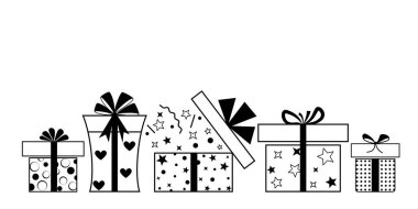 Fiyonklu ve farklı desenli birkaç hediye kutusu, beyaz arka planda siyah