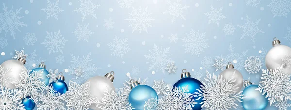 美しい複雑な白い紙の雪片とライトブルーの背景に着色されたボールとのクリスマスのイラスト — ストックベクタ