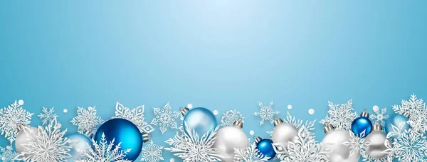 圣诞插图 用漂亮的复杂的白纸雪花和浅蓝色背景的彩球 — 图库矢量图片