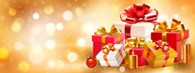 Üzerinde kurdele ve fiyonk bulunan renkli hediye kutuları, yanan mumlar ve altın rengi bokeh efektli bulanık bir arka planda Noel topları olan bayram çizimleri.