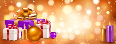 Üzerinde kurdele ve fiyonk bulunan renkli hediye kutuları, yanan mumlar ve altın rengi bokeh efektli bulanık bir arka planda Noel topları olan bayram çizimleri.