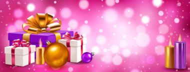 Renkli hediye kutuları, kurdeleler ve yaylar, yanan mumlar ve bulanık bir zemin üzerinde Noel topları ve pembe renkli bokeh efektleri.