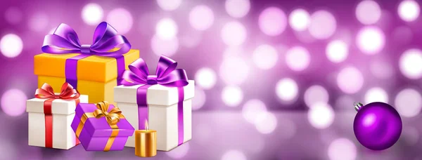 リボンと弓が付いているいくつかの着色されたギフト用の箱が付いている休日のイラスト 紫色の色のボケ効果が付いているぼやけた背景のろうそくおよびクリスマスの球を燃やします — ストックベクタ