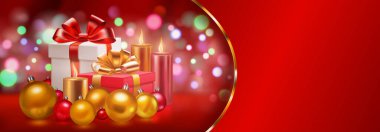Kurdeleli ve kurdeleli hediye kutuları, yanan mumlar, bokeh efektli bulanık bir arka planda Noel topları, metin için altın şerit ve yer.