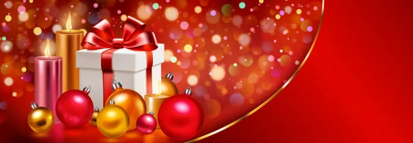 リボンと弓が付いているギフト用の箱との休日のイラスト ボケ効果が付いている赤くぼやけた背景のいくつかの燃えるろうそくおよびクリスマスの球 テキストのための金のストリップおよび場所 — ストックベクタ