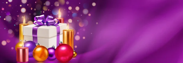 节日插画 礼品盒上有彩带和蝴蝶结 几根燃烧的蜡烛和紫色背景的圣诞球 带有褶皱和防伪效果 并附有文字 — 图库矢量图片