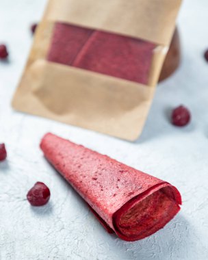 Kağıt pakette kurumuş vişneli lavaş.