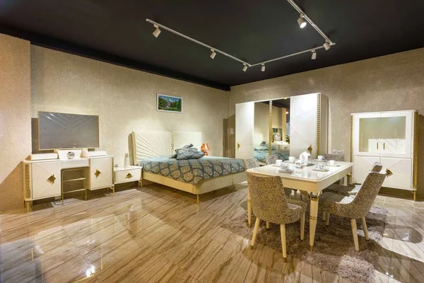 テーブルと家具付きのモダンなベッドルームルームルーム インテリアデザイン 家具店 バクー アゼルバイジャン 2022 — ストック写真
