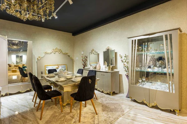 テーブル付きのモダンなベッドルーム インテリアデザイン家具店 バクー アゼルバイジャン 2022 — ストック写真
