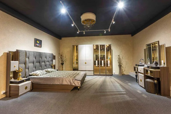 家具付きのモダンな寝室 インテリアデザイン家具店 バクー アゼルバイジャン 2022 — ストック写真