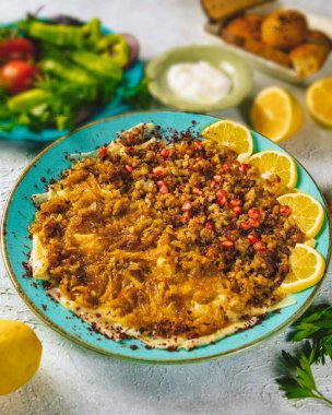 Türk yemeği kayseri yaglasi corbasi kıyma, yoğurt ve limon ile beyaz kırsal bir arka planda mavi bir tabakta
