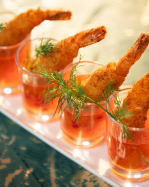 Taze dereotlu karides ve bardakta kokteyl sosu.