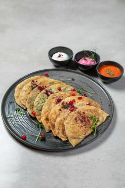 Çeşitli malzemeler ve soslarla geleneksel Asya düz ekmekleri.