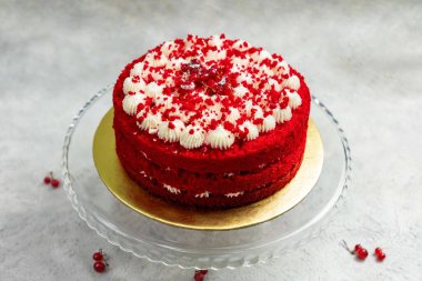 Kırmızı üzümlü beyaz krem peynirli yuvarlak kırmızı kadife kek.