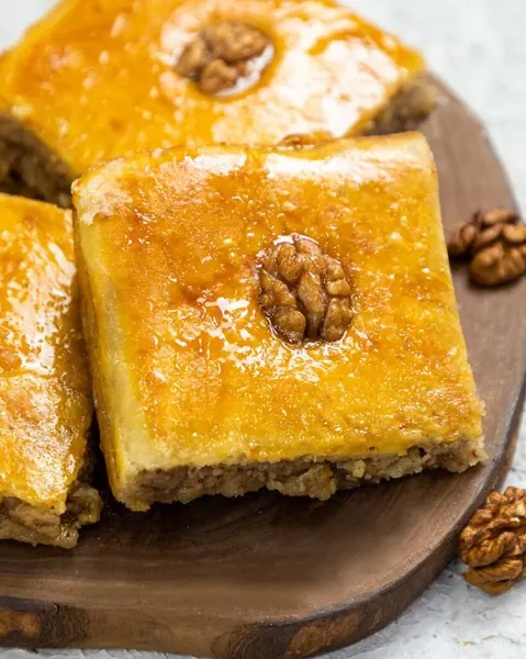 Cevizli baklava kareleri tahtanın üzerinde duruyor.