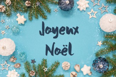 Joyeux Noel 'in Fransızca mesajlı Noel Kartı Mutlu Noeller demek. Turkuaz ve mavi arkaplan, ladin ve fidan ağacı dalları, balolar ve yıldızlar, kar taneleri gibi süsleri ve süslemeleri var.