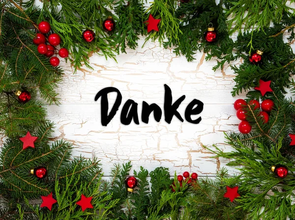 クリスマスカードの枝とドイツ語のテキストダンクはあなたに感謝を意味します ヴィンテージデザインと赤の装飾ボールのようなクリスマス装飾の白い木製の背景 — ストック写真