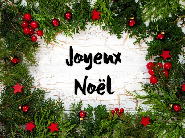 妖精の枝とフランス語のテキストとクリスマスカードJoyeuxノエルはメリークリスマスを意味します ヴィンテージデザインと赤の装飾ボールのようなクリスマス装飾の白い木製の背景 — ストック写真