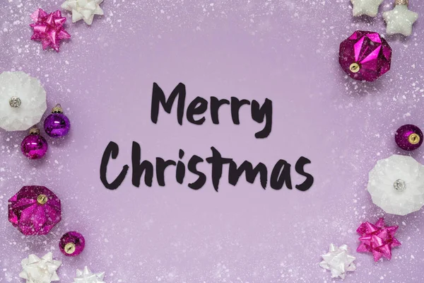 クリスマスカード英語のテキストメリークリスマス ボールや雪の結晶のようなロマンチックで鮮やかな装飾と紫のクリスマスの背景 — ストック写真