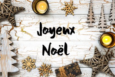 Joyeux Noel 'in Fransızca Mesajı Mutlu Noeller demek. Mum, Ağaç, Kar Tanesi, Yıldızlar ve Hediye Gibi Noel süslemeleri ile Beyaz Tahta Vintage Noel Arkaplanı. Rustik Kart.
