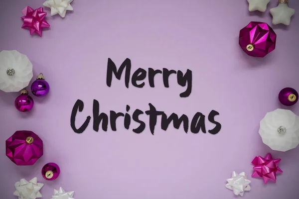 Tarjeta Navidad Con Texto Inglés Feliz Navidad Fondo Navidad Púrpura —  Fotos de Stock