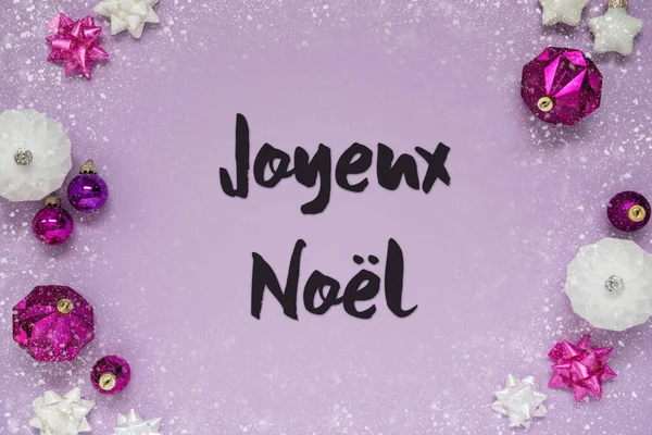 フランス語のテキストとクリスマスカードJoyeux Noelはメリークリスマスを意味します ボールや雪の結晶のようなロマンチックで鮮やかな装飾と紫のクリスマスの背景 — ストック写真