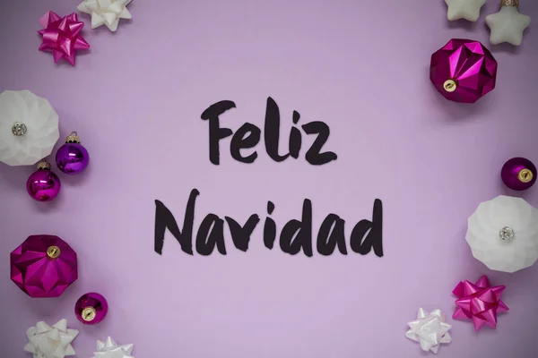 圣诞贺卡上有西班牙语的意思是 圣诞快乐 紫色圣诞背景 浪漫而华丽的装饰像球 — 图库照片