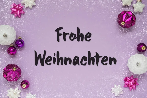 ドイツ語のテキストを持つクリスマスカードFrohe Weihnachtenはメリークリスマスを意味します ボールや雪の結晶のようなロマンチックで鮮やかな装飾と紫のクリスマスの背景 — ストック写真