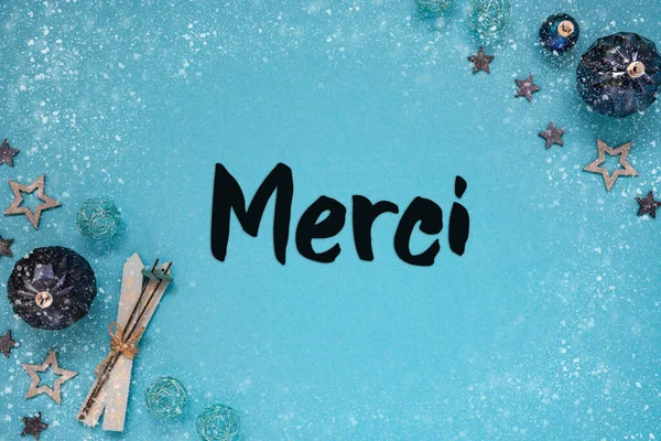 圣诞贺卡的法文文本 Merci 绿松石圣诞背景 装饰像球 雪和雪花 — 图库照片