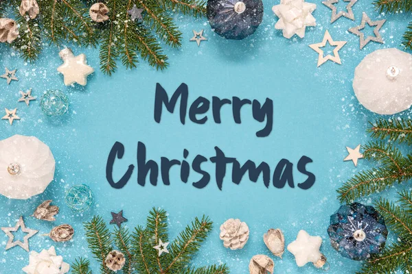 クリスマスカード英語のテキストメリークリスマス スプルースやモミの木の枝 ボールや星 雪の結晶のような装飾や装飾とターコイズと青の背景 — ストック写真