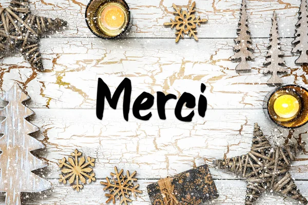 法文文本Merci意为 白色木制复古圣诞背景 圣诞装饰如蜡烛 树和雪花 星星和礼物 — 图库照片
