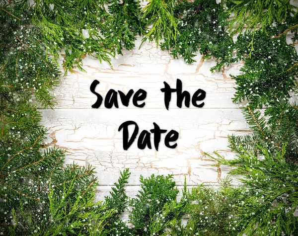 圣诞贺卡与枞树分枝和英文文本保存日期 具有古色古香设计和雪花的白色木制背景 — 图库照片