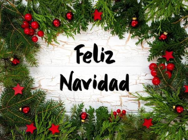 妖精の枝とスペイン語のテキストとクリスマスカード Feliz Navidadはメリークリスマスを意味します ヴィンテージデザインと赤の装飾ボールのようなクリスマス装飾の白い木製の背景 — ストック写真