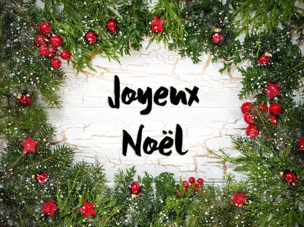 圣诞贺卡上有冷杉分枝和法文版 Joyeux Noel 意味着圣诞快乐 白色木制背景 古色古香的设计 圣诞装饰 如红色饰物球和雪花 — 图库照片
