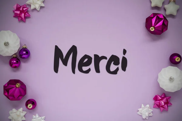 クリスマスカード付きフランス語テキストメルシー手段ありがとう ボールのようなロマンチックで鮮やかな装飾と紫のクリスマスの背景 — ストック写真