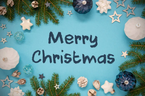 クリスマスカード英語のテキストメリークリスマス スプルースやモミの木の枝 ボールや星のような装飾品や装飾とターコイズと青の背景 — ストック写真