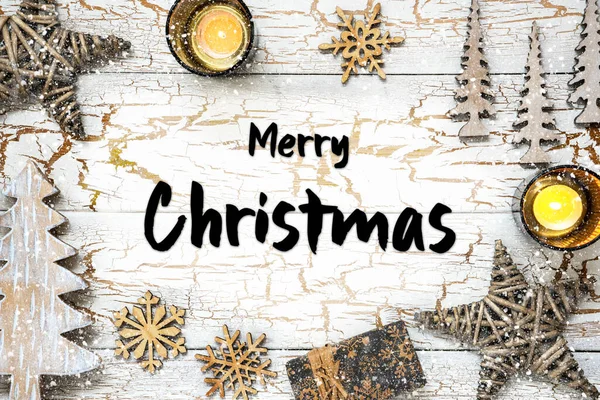 キャンドル 木や雪の結晶 星や贈り物のようなクリスマスの装飾と白い木製のヴィンテージクリスマスの背景 英語のテキストとロシアのカードメリークリスマス — ストック写真