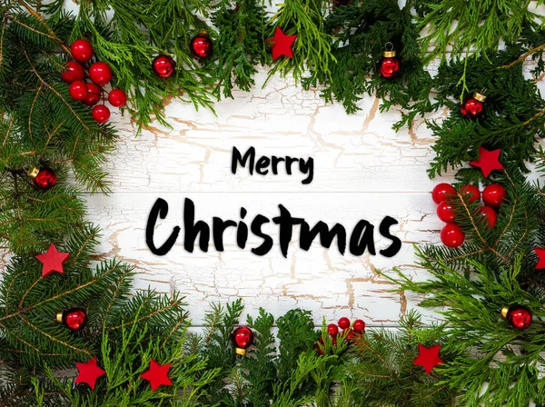 妖精の枝と英語のテキストメリークリスマスとクリスマスカード ヴィンテージデザインと赤の装飾ボールのようなクリスマス装飾の白い木製の背景 — ストック写真