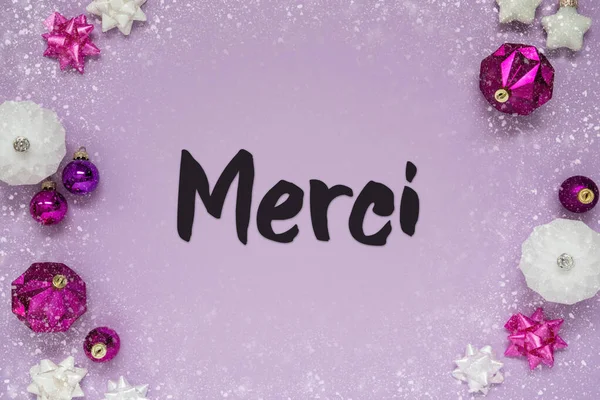 クリスマスカード付きフランス語テキストメルシー手段ありがとう ボールや雪の結晶のようなロマンチックで鮮やかな装飾と紫のクリスマスの背景 — ストック写真