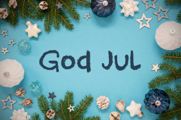 スウェーデン語でクリスマスカード神7月はメリークリスマスを意味します スプルースやモミの木の枝 ボールや星のような装飾品や装飾とターコイズと青の背景 — ストック写真