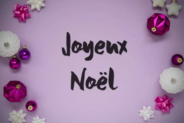 フランス語のテキストとクリスマスカードJoyeux Noelはメリークリスマスを意味します ボールのようなロマンチックで鮮やかな装飾と紫のクリスマスの背景 — ストック写真